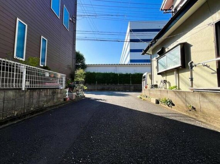 現況写真 車通りの少ない前面道路です。小さなお子様のいるご家族様でも安心な立地です。