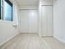 洋室 居室にはクローゼットを完備！自由度の高い家具の配置がかなうシンプルな空間です。