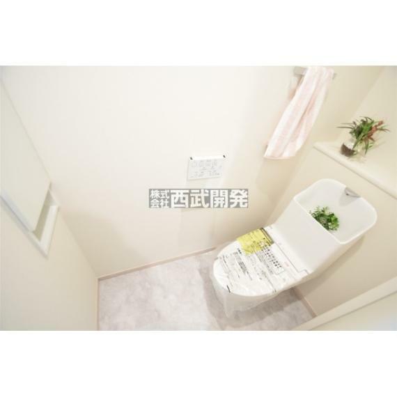 トイレ 収納棚も備えた清潔な洗浄機能付き温水洗浄便座。