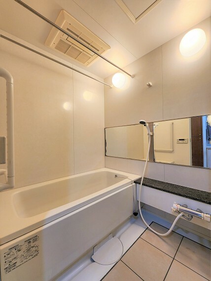 浴室　追い焚き・足し湯・保温機能付。幅1.4m×奥行1.8mのバスルーム。