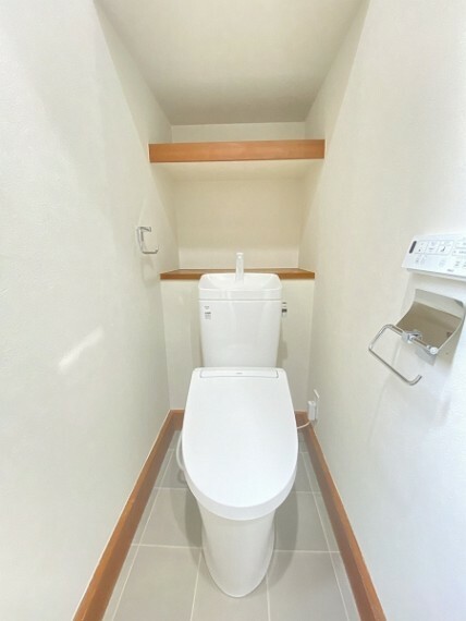 トイレ 収納棚付きの快適なおトイレ！白を基調とした爽やかな空間です。