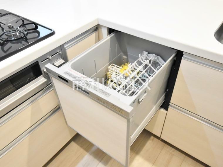 1号棟　ビルトイン食洗機　【国分寺市東恋ヶ窪6丁目】  ビルトイン食洗機は毎日の家事を軽減させてくれます。またワークトップも広々使え機能性も向上します。　