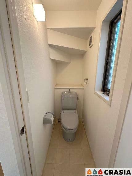 1階トイレです。自然換気ができる小窓から自然な光が射し込みます。（2023年12月撮影）