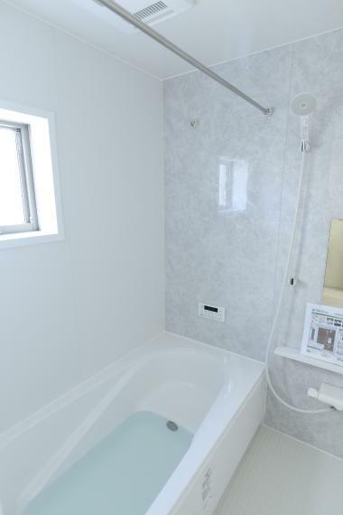 同仕様写真（内観） 【同仕様例】ゆったりとした広さの浴室。　床は濡れてもすべりにくく、水はけが良いのでお手入れラクラク！