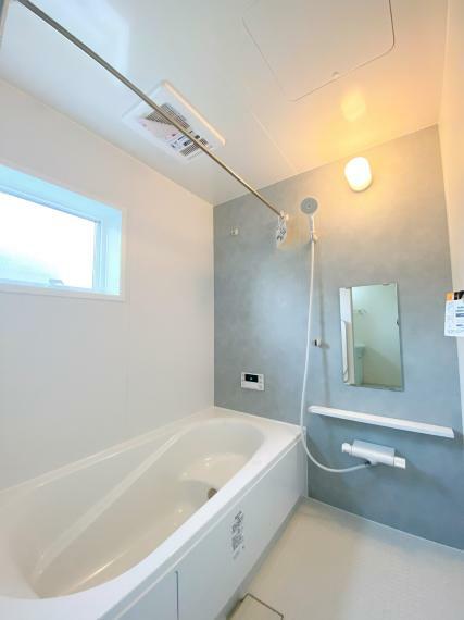 浴室 ゆったりとした広さの浴室。　床は濡れてもすべりにくく、水はけが良いのでお手入れラクラク！