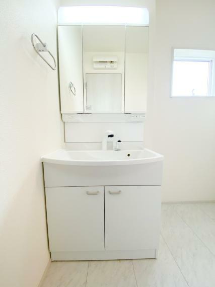 洗面化粧台 お手入れしやすいシャワー機能付洗面化粧台。脱衣スペースにはゆとりがあり、お風呂の準備もしやすいです！