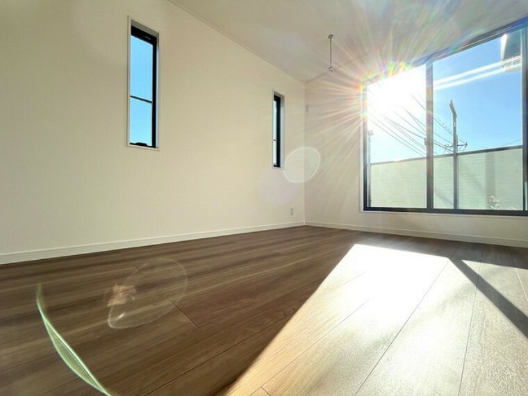 子供部屋 2階洋室 太陽の恵みを感じる、温もりと明るさにあふれたお部屋。