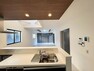 居間・リビング 吊戸棚で視界を遮らず、パノラマ感を重視したタイプのキッチンスペース。