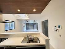 吊戸棚で視界を遮らず、パノラマ感を重視したタイプのキッチンスペース。