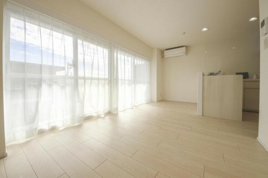 リビングダイニング どんな家具も合わせやすい白を基調とした清潔感のあるリビング