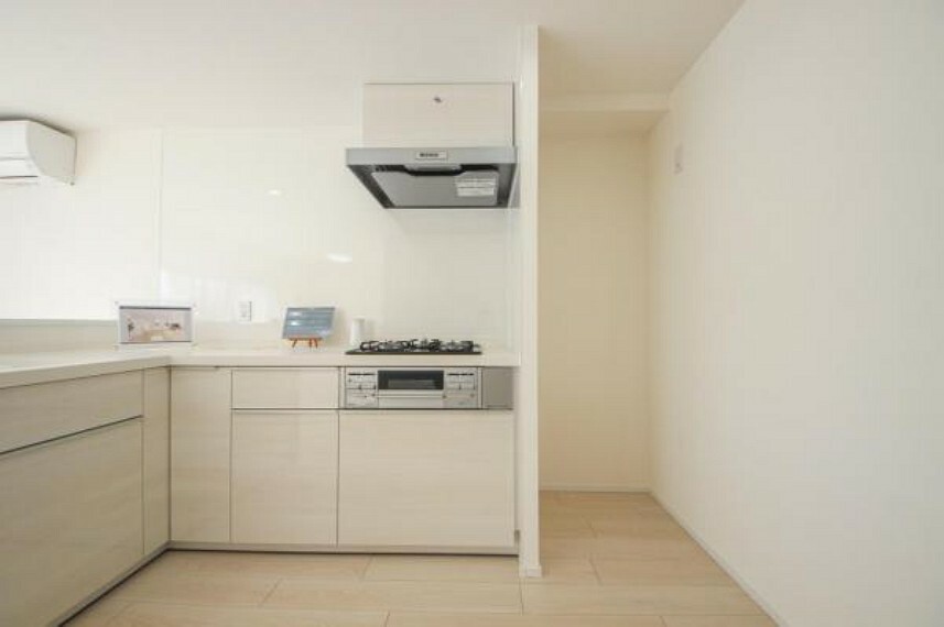 キッチン 冷蔵庫置き場も確立され、スペースを有効的に使えるキッチン