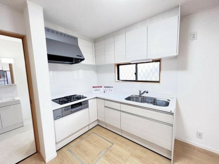 キッチン 空間に溶け込むデザインで清潔感のあるキッチンです。