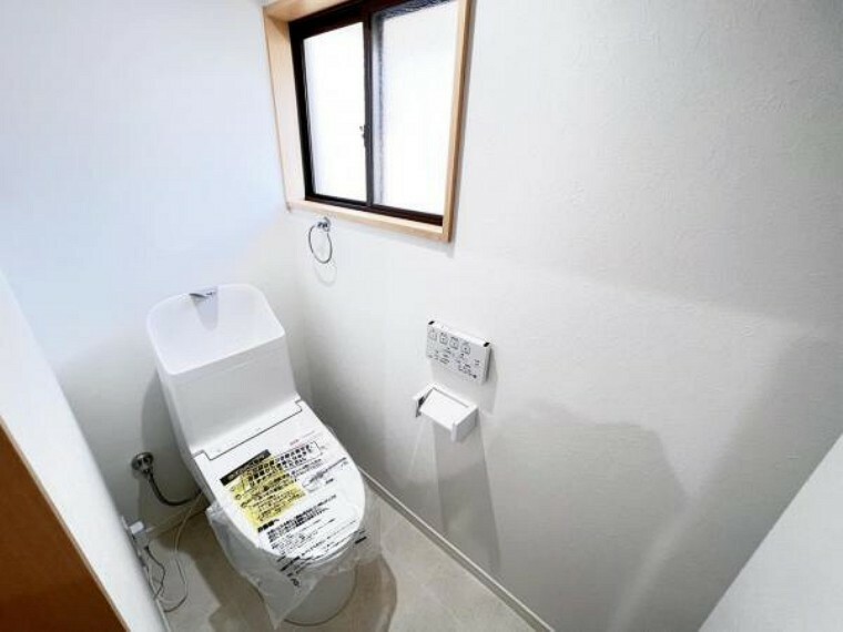 トイレ 清潔感のある窓付きのトイレスペースです。