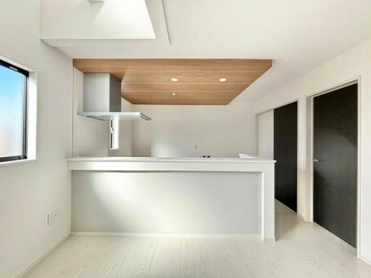 ダイニングキッチン 空間にメリハリを出すポップアップ天井を使用。
