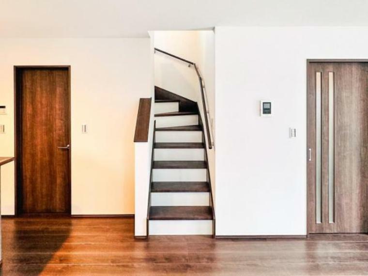 構造・工法・仕様 【リビングイン階段】ご家族が集まるリビングに階段を配置することで、開放感が得られるなどさまざまなメリットにつながります。