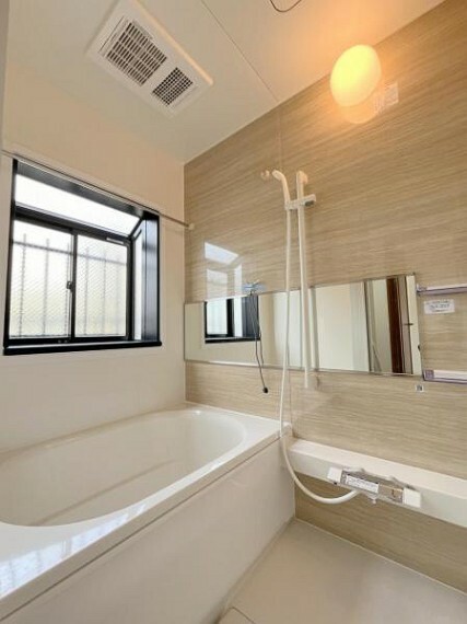 浴室 浴室は湿気がたまりやすく、換気扇だけではどうしてもカビが出てしまいやすい場所。窓があるだけで、あっという間に換気ができますのでお風呂のカビお掃除も気持ちが良いです。