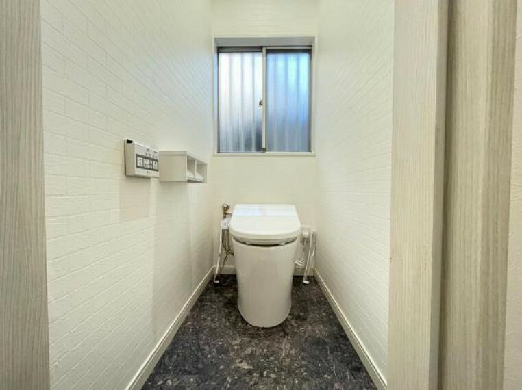 トイレ 白を基調に、飽きのこない空間は質感豊かな仕上がりとなっております。