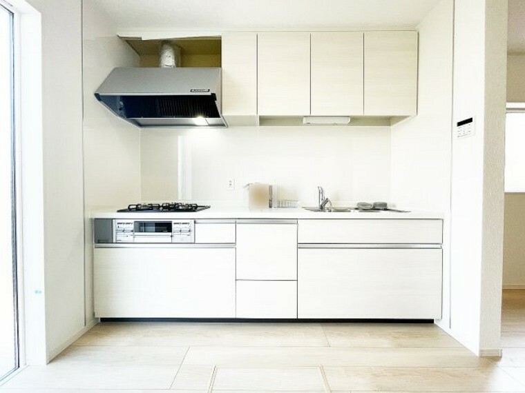 キッチン 吊戸棚がつき、スッキリとした作業スペースを維持しやすいですね。