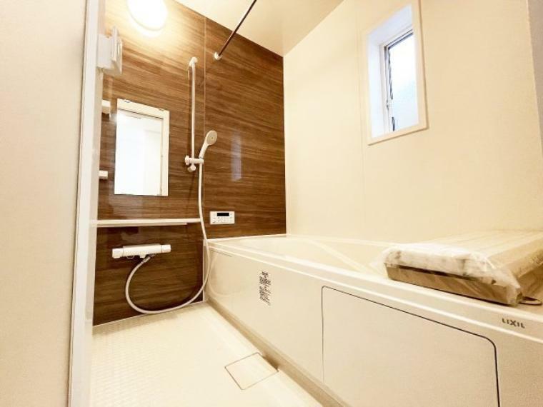 浴室 1日の疲れを癒す広々としたバスルーム。 浴室暖房乾燥機が付き、防カビ対策・雨の日のお洗濯にも活躍いたします。