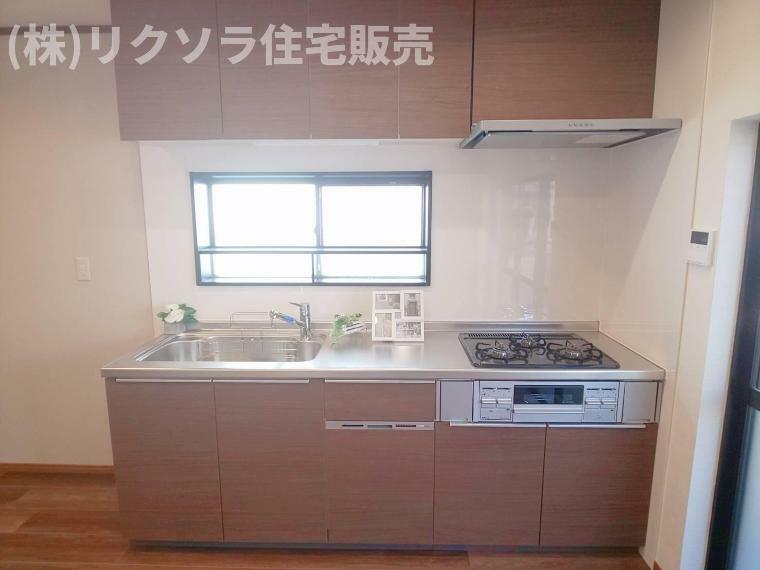 システムキッチン　食器洗い乾燥機付き　調理スペースもしっかり確保されいます。