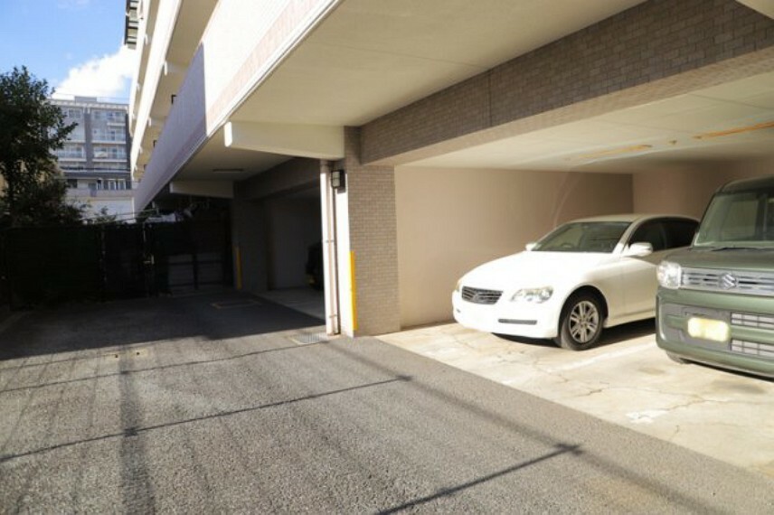 駐車場 車一台あたりに必要なスペースは、標準サイズの普通自動車で横幅2m50cm、長さ5mは必要になります。ただし、乗降のことも考慮して横幅3m30cm、長さ5m50cmほどは確保できるところを選びましょう。