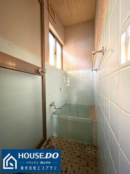 浴室 窓付きの浴室は換気も楽にできお風呂の手入れも楽になりますね！