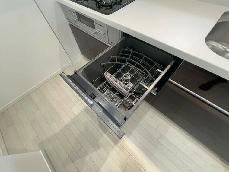 食洗器付で片付けの負担を軽減。高いデザイン性と、利便性や収納力も兼ね備えています。