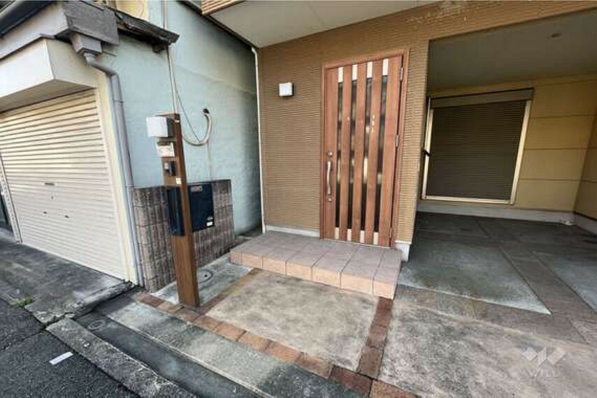 玄関 【玄関】かなり広々とした玄関です。荷物が多くても、苦労することなく出入りができます。