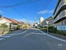 現況写真 物件の南側前面道路（西側から）［2023年10月16日撮影］