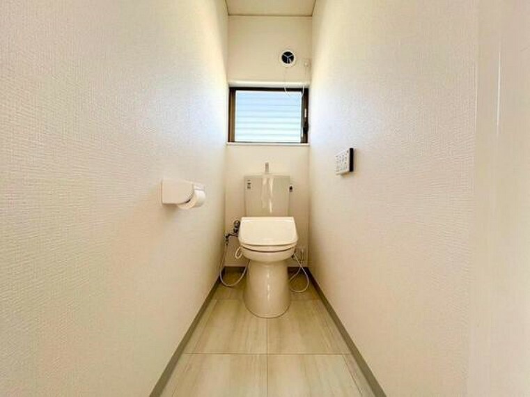 トイレ トイレには窓があるため、自然光を採り込むことができます。お掃除の際、換気もスムーズに行えます。