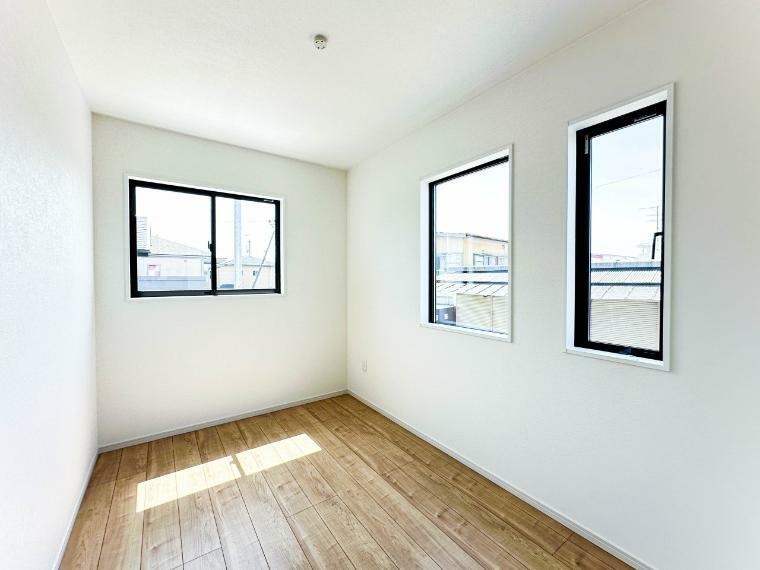 洋室 【Room】各部屋に窓を多く配置することで明るい空間となっています。（1号棟）