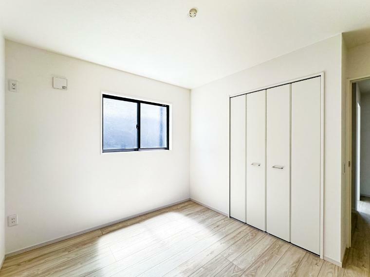 洋室 【Room】各部屋に窓を多く配置することで明るい空間となっています。（2号棟）
