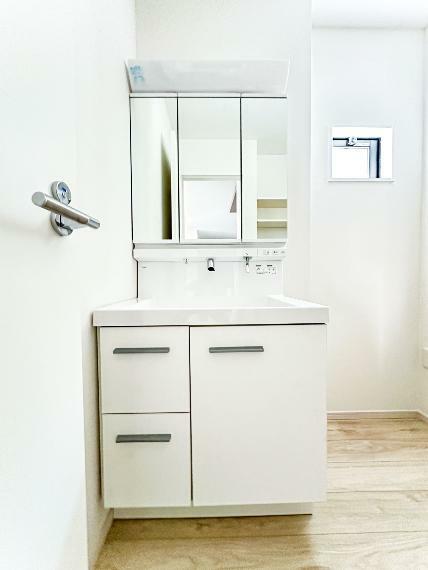 洗面化粧台 【Powder room】大きく見やすい三面鏡で清潔感ある洗面台は、身だしなみチェックや肌のお手入れに最適です。（2号棟）