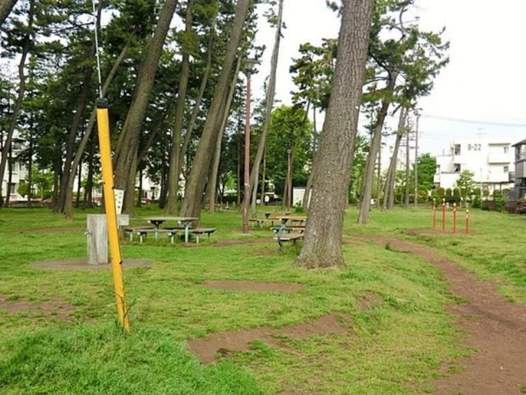 公園 宮沢町第四公園 住宅街にある、子どもが走り回れる広さの公園です。公園の設備には水飲み・手洗い場があります。