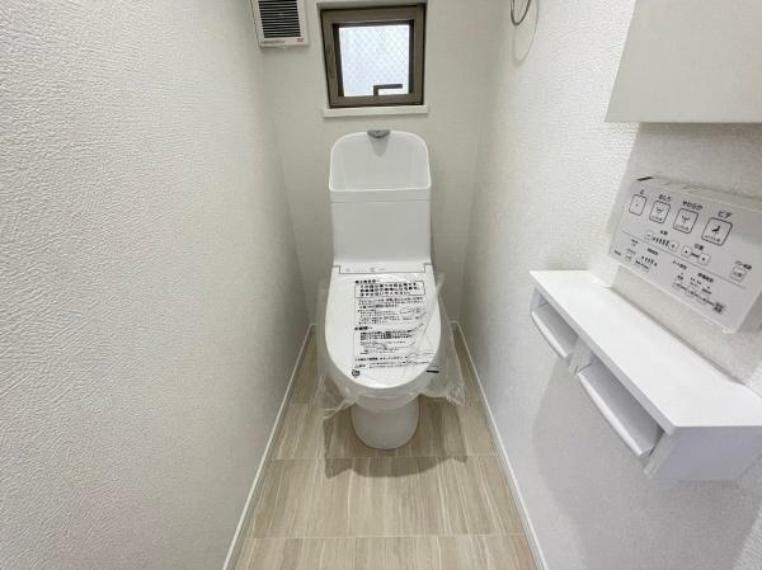 トイレ 白を基調とした明るく清潔感のある空間。人気のシャワートイレが付いており、トイレットペーパーの無駄をなくすだけでなく感染症の予防にも効果的です。