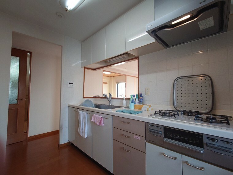 リビング全体と和室部分を見渡せる横幅約270cmの対面式キッチン