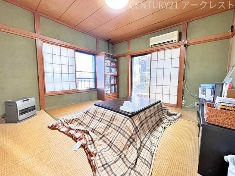 和室 ～Japanese Room～客間にも使える和室。風情のある畳のお部屋。押し入れ収納、天袋付きで季節ものや思い出の品の収納にも便利です。