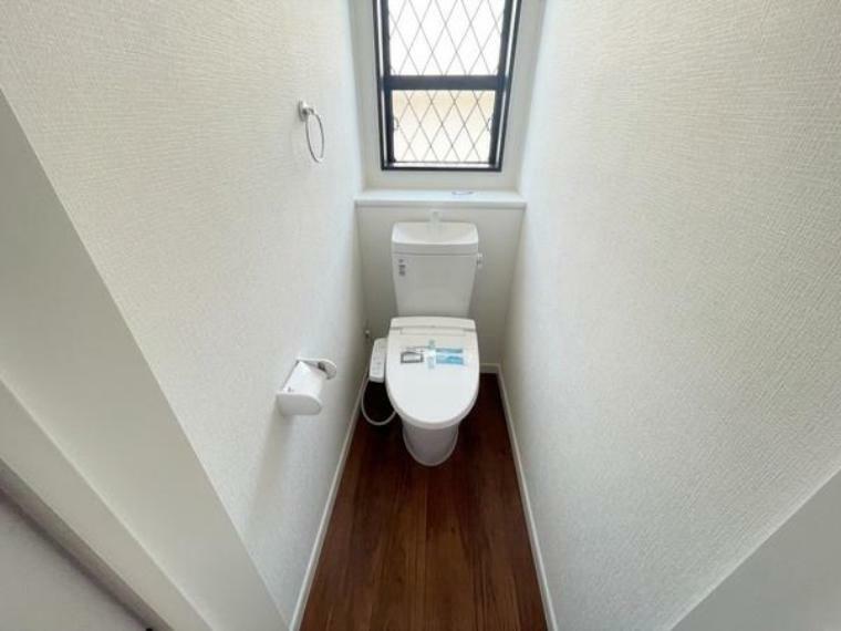 トイレ 温水洗浄便座付き1階トイレです。