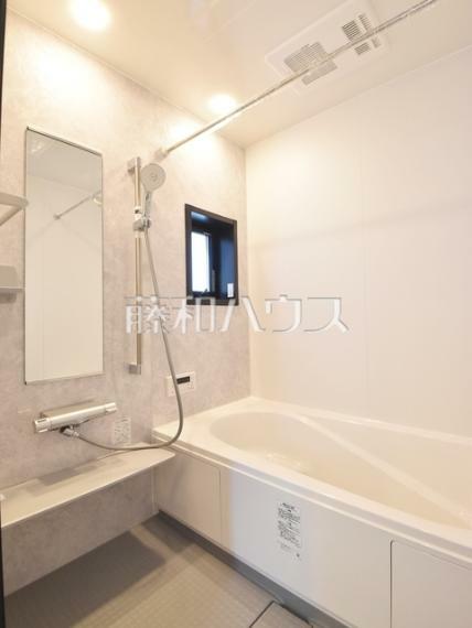 浴室 白を基調とした清潔感あふれるバスルームです 　【西東京市保谷町6丁目】