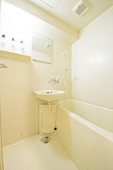 浴室 シンプルな棚や小物置きはお掃除もしやすくです。