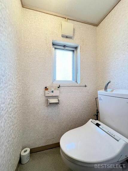 トイレ 空気の入れ替えにも便利な小窓付。明るく気持ちの良いトイレです。
