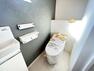 トイレ 手洗いキャビネット付きで快適に使用できる、1階の温水洗浄便座付きトイレです。