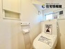トイレ 快適に使用できる温水洗浄便座付きトイレです。こまめな換気が可能な小窓があります。