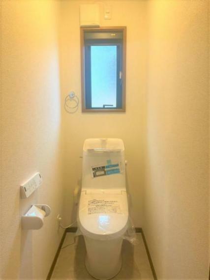 トイレ 【リフォーム後/トイレ】2階トイレはLIXIL製の温水洗浄機能付きに新品交換しました。キズや汚れが付きにくい加工が施してあるのでお手入れが簡単です。直接肌に触れるトイレは新品が嬉しいですよね。