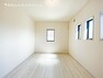 【洋室】柔らかい陽光が差し込む明るいお部屋を演出する設計!!彩光の取れる窓が気持ちの良いお部屋です！