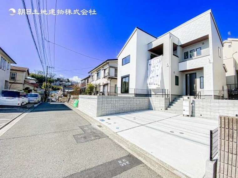 現況写真 【外観】開放感のある現地で前面道路より少し高くなっております。プライベート感も保たれます！ぜひ見学を