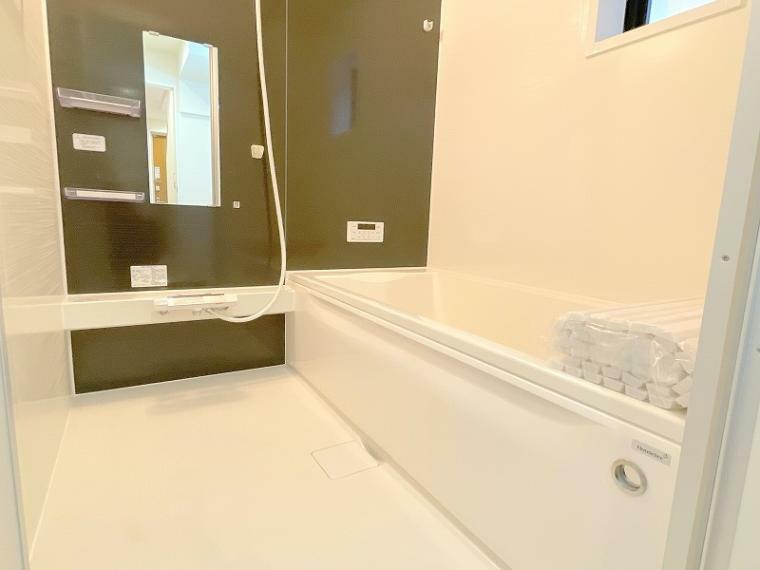 浴室 室内（2024年3月22日）撮影 リラックスタイムを彩る落ち着いた色合いの浴室パネルと便利な浴室乾燥機付きのユニットバス。