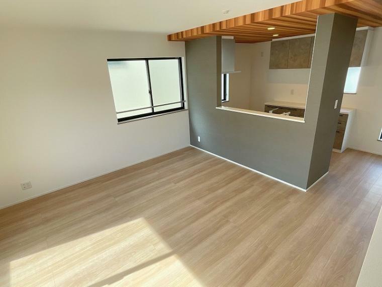 居間・リビング 室内（2024年2月）撮影 対面式キッチンは家族を近くに感じられます