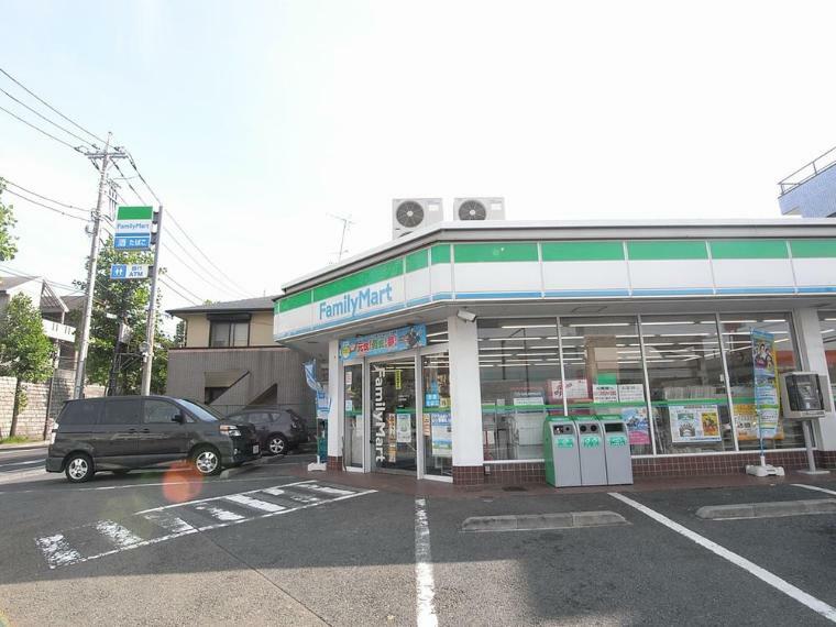 コンビニ ファミリーマート王禅寺西店（ファミリーマート王禅寺西店まで450m ●24時間営業の便利なコンビニが近隣にあり、便利な生活環境が整います。暗くなった夜も24時間営業の明かりがついていると心強いですね。いつでも気軽に立ち寄れ、心強い存在です●）