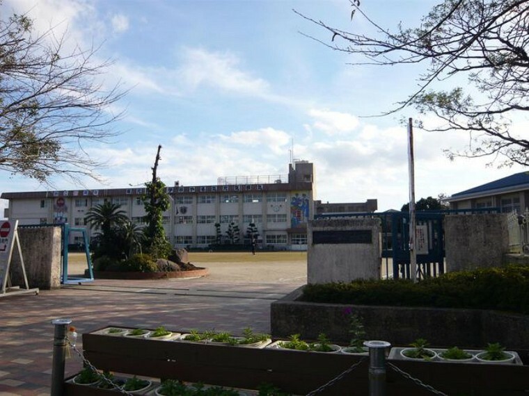 小学校 坂元台小学校【鹿児島市立坂元台小学校】は、西坂元町に位置する1985年創立の小学校です。令和3年度の生徒数は403人で、16クラスあります。校訓は「やる気　元気　根気」です。